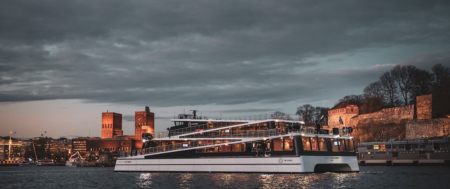 Legacy of The Fjords sails in the Oslofjord,  Akershus Fortress